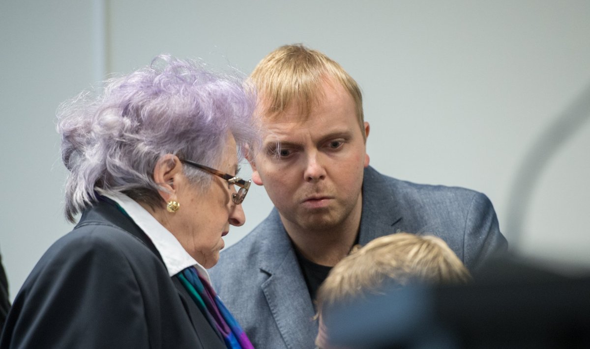 Norman Kägo (paremal) kohtusaalis kaitsja Monika Mägiga.