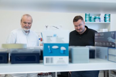 Isa ja poeg. Mart Ustav ja Mart Ustav Jr on ehitanud ettevõtte, mis on ravimiarenduses maailmas juba teada-tuntud nimi.