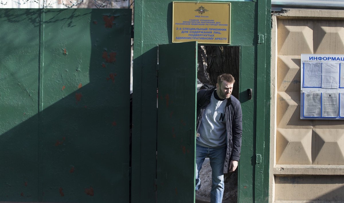 Aleksei Navalnõi arestimajast väljumas