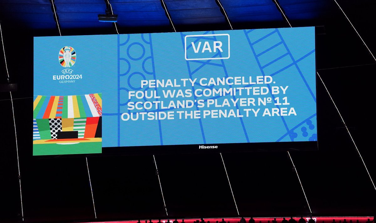 VAR-i otsust selgitati Münchenis suurel ekraanil.
