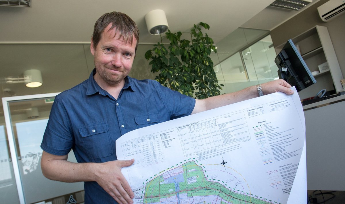 Alexela Energia juht Marti Hääl näitab kaardil, kuhu võiks Paldiskis kerkida LNG-terminal. 