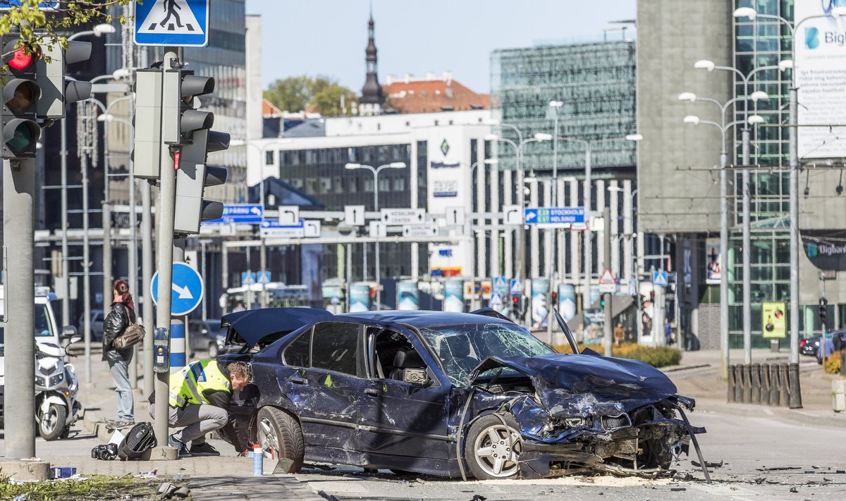 Tallinna kesklinnas põhjustas joobes BMWjuht laupäeva hommikul õnnetuse, milles sai kokku vigastada 14 inimest.