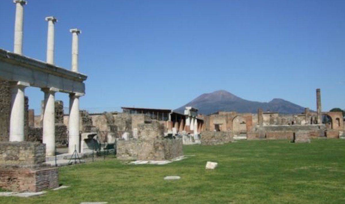 Aastal 79 m.a.j mattus Pompeji linn Vesuuvi (fotol tagaplaanil)  vulkaanilise tuha alla, kui vulkaan purskama hakkas. Tuhakiht oli  7–9 meetri paksune. Varemete väljakaevamist alustati XVIII sajandil. Foto: Toivo Tomingas