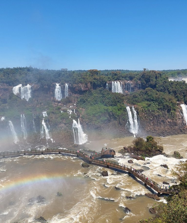 Iguaçu joad asuvad Argentina ja Brasiilia piiril. Mõlemal pool on rahvuspark, kus huvilistele ligipääs mugavaks tehtud. Kasvõi pildil olev rada, mis viib otsesõnu veevaatemängu keskele.