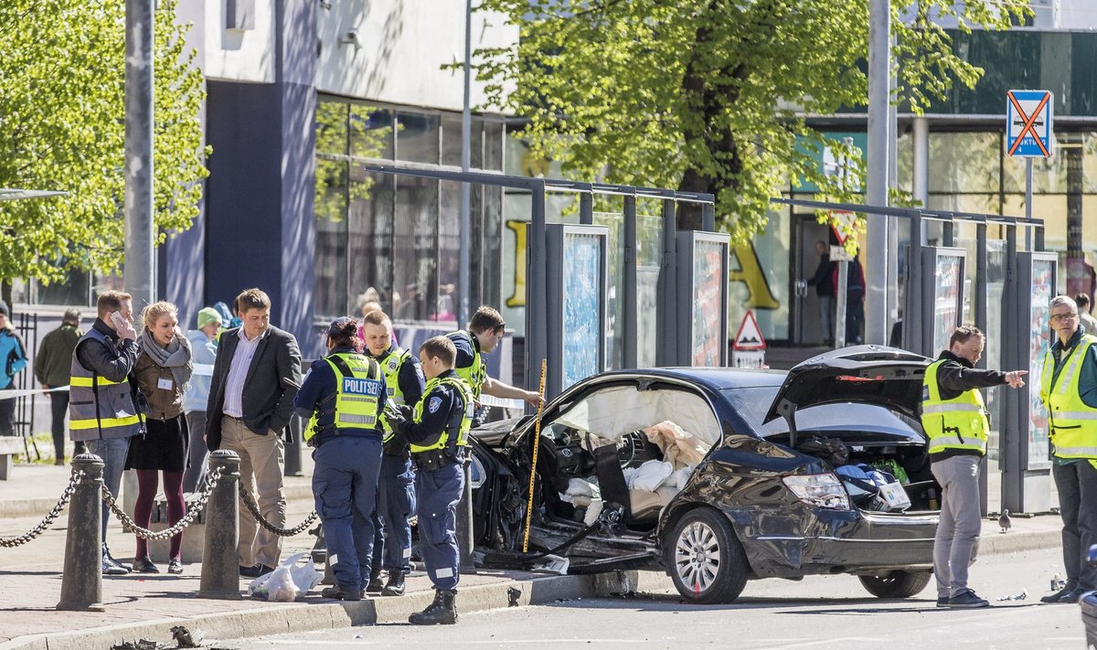Tallinna kesklinnas põhjustas BMWjuht eile hommikul õnnetuse, milles sai kokku vigastada 14 inimest.