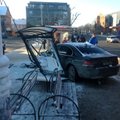 FOTOD: Pärnus sõitis BMW bussiootepaviljoni puruks