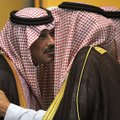 Oh ajad, oh kombed! Paheline Saudi prints käsib teenijal endale näkku peeretada ja kõrvalolijal seda pealt vaadata