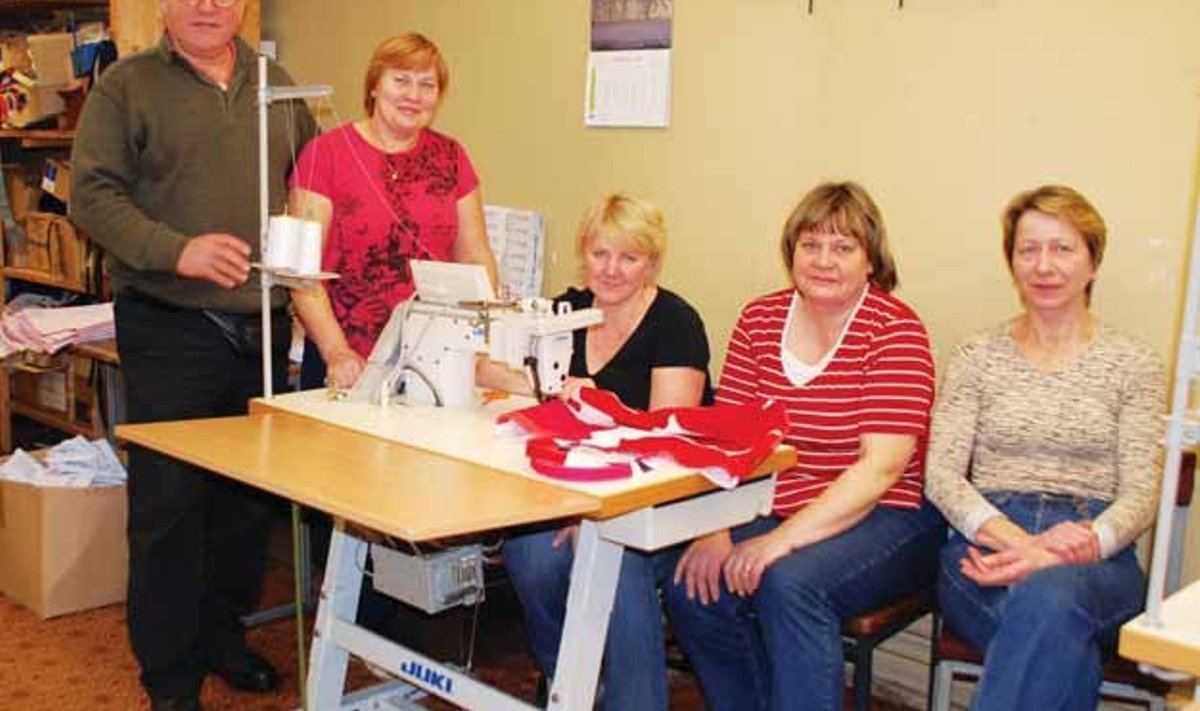 (Vasakult) Hillar Urbanik ja õmblustsehhi pere: Maret Urbanik, Liivika Boginski, Anne Nurmetalo, Eve Põldaru. (foto: Marko Tooming)