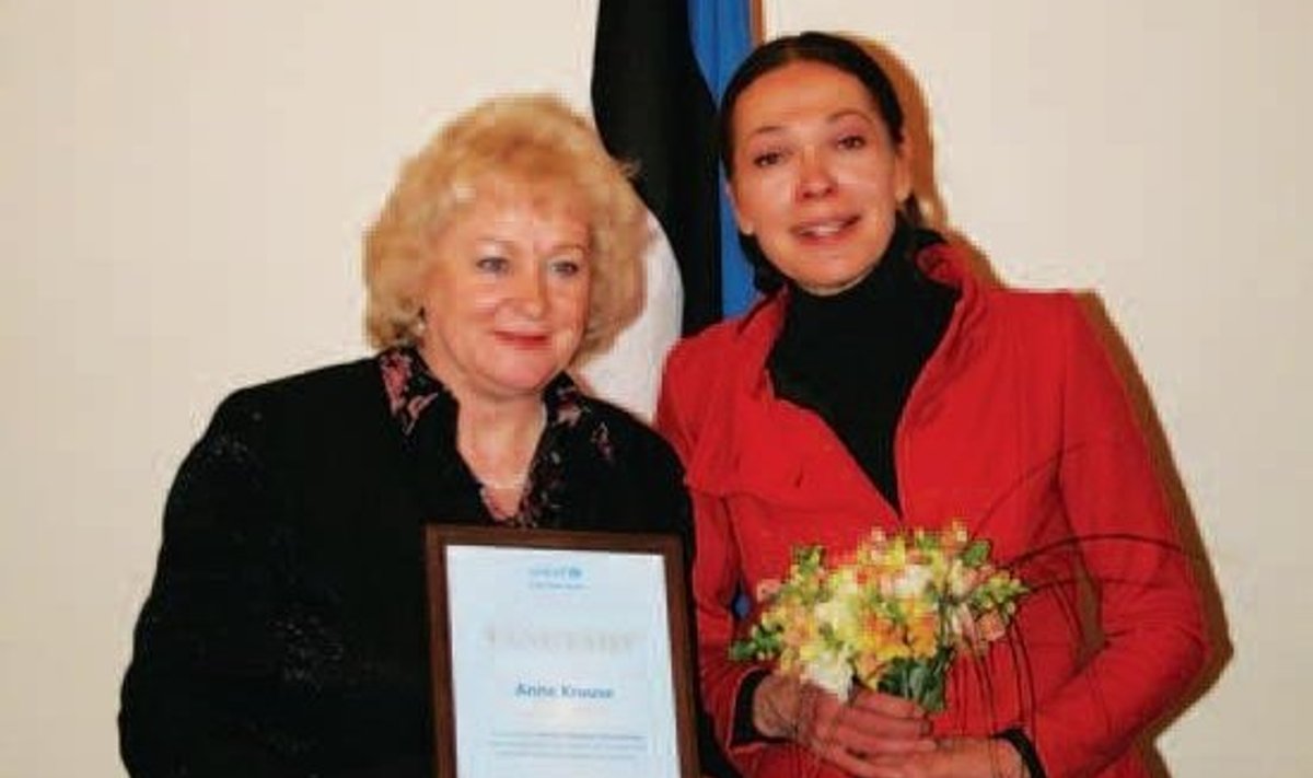 Elle Kull andmas Anne Kruusele üle UNICEFi tänumedalit.