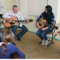 Veebruarikuu Uhtna koolis: kohaliku kitarrikooli esimene koolipäev
