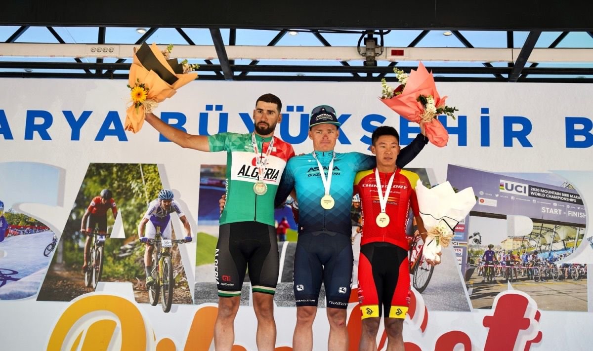 Martin Laas (keskel) võitis Sakarya velotuuril kolmanda etapi