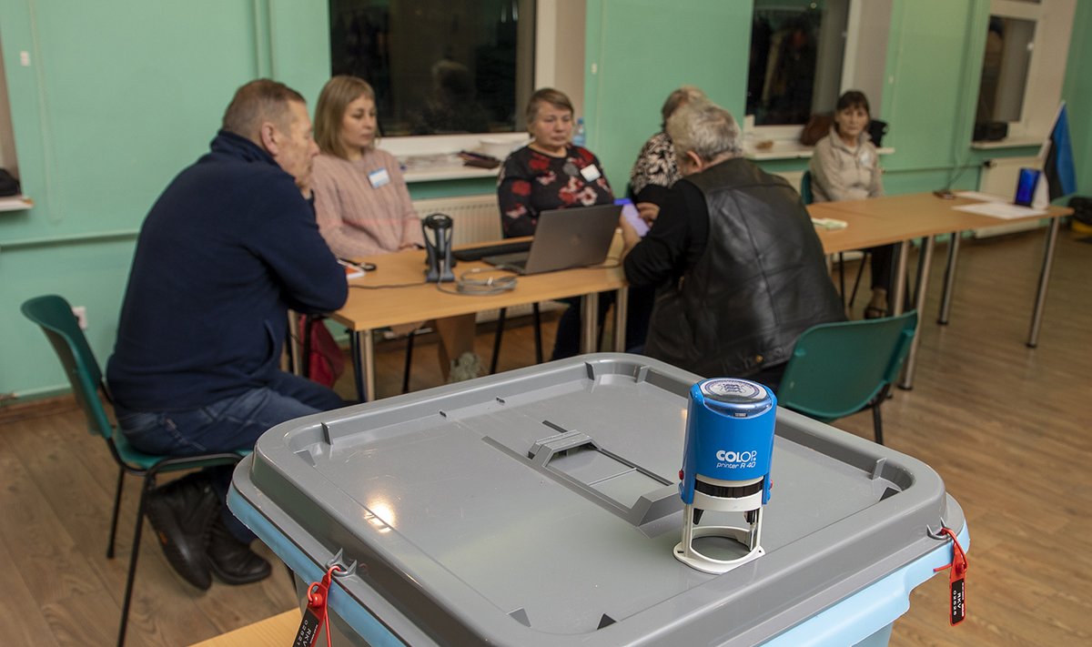 Olgina küla valimiskomisjoni liikmed selgitavad olukorda ajakirjanik Rein Sikule.