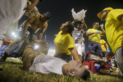Jalgpallifännide abistamine San Salvadoris juhtunud tragöödial