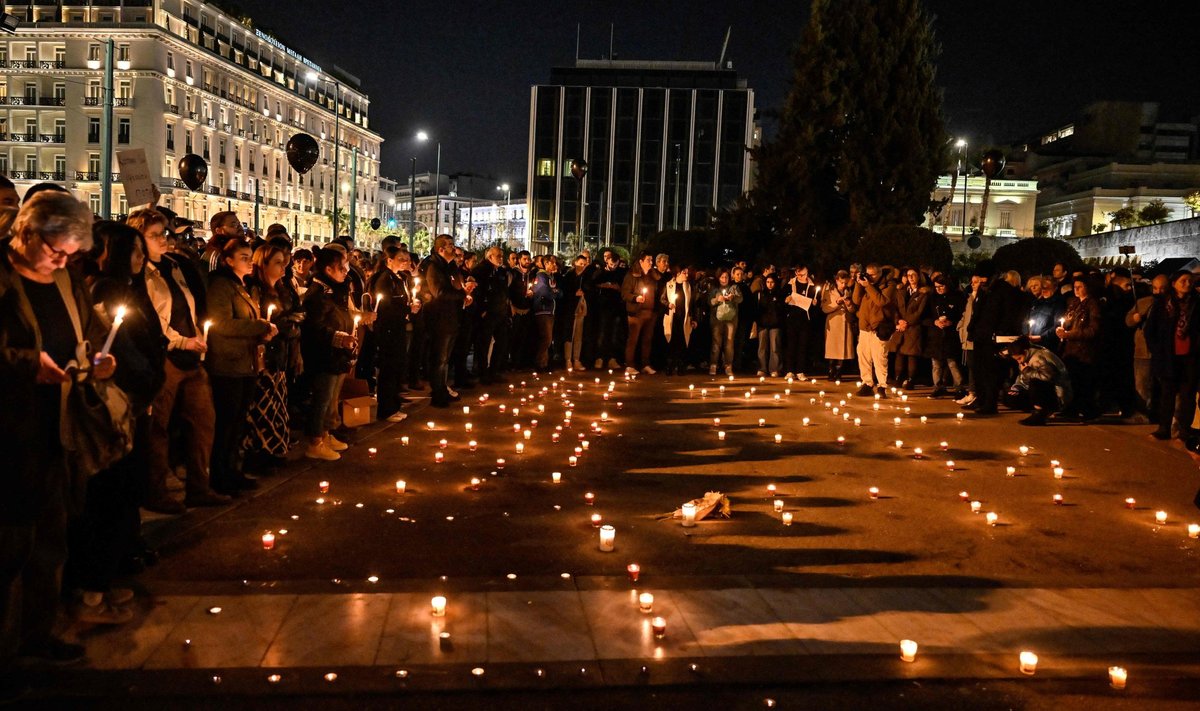 Eile kogunesid sajad kreeklased Kreeka parlamendi ette vaikivale meeleavaldusele. Kolmapäeva varahommikul toimunud õnnetuses hukkus vähemalt 57 inimest