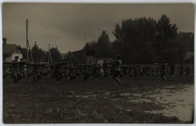 Tallinna kooliõpilaste pataljoni sõdurid harjutamas Tornide väljakul. Suvi 1919.