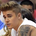 VIDEO | Justin Bieber näitas kossuplatsil vingeid liigutusi
