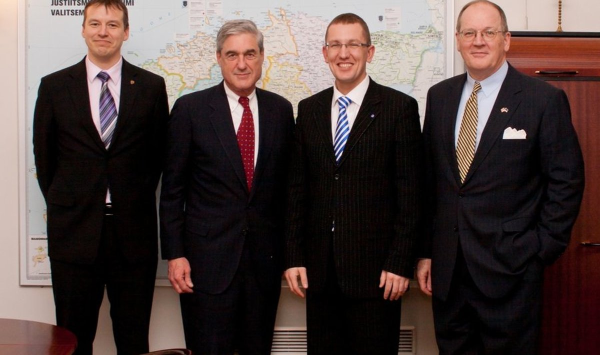 FBI peadirektor (vasakult teine) külastas täna Eestit. Foto: USA saatkond.