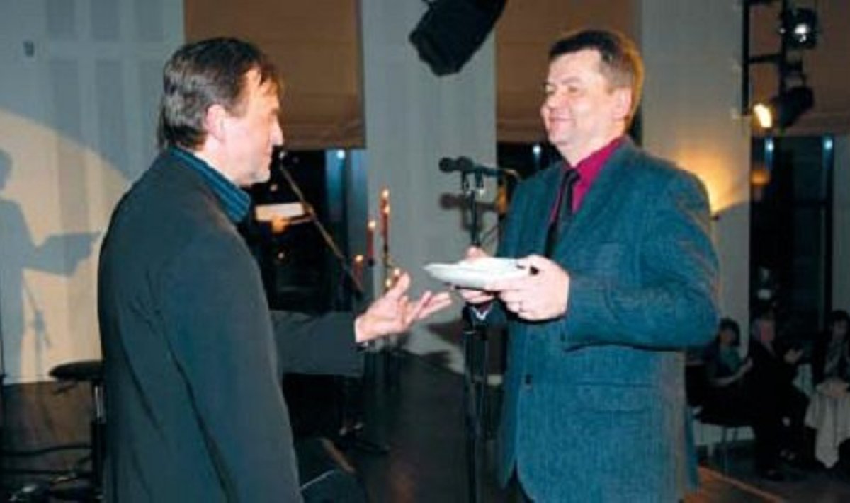 Juhan Sihver võtab Kultuuripärli preemia vastu Eesti Kultuurkapitali Järvamaa ekspertgrupi esimehelt Kaarel Aluojalt (Fotod: Merit Männi)