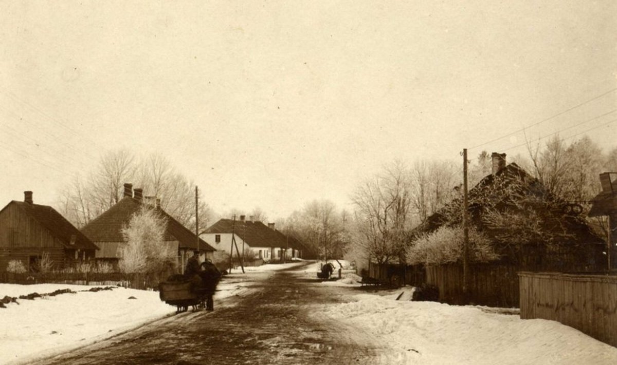 Foto on enne aastat 1916 (siis sai Pärnu mnt kivikatte). Tehtud kuskilt tänase Lemmiku bussipeatuse kohalt, vasakul on ühes reas Kukema kõrts (Harda platsi kohal, Haimre pst otsas) ja Pendi kõrts (nn Kuubeni maja praeguse Siki äri ja lillepoe vastas).