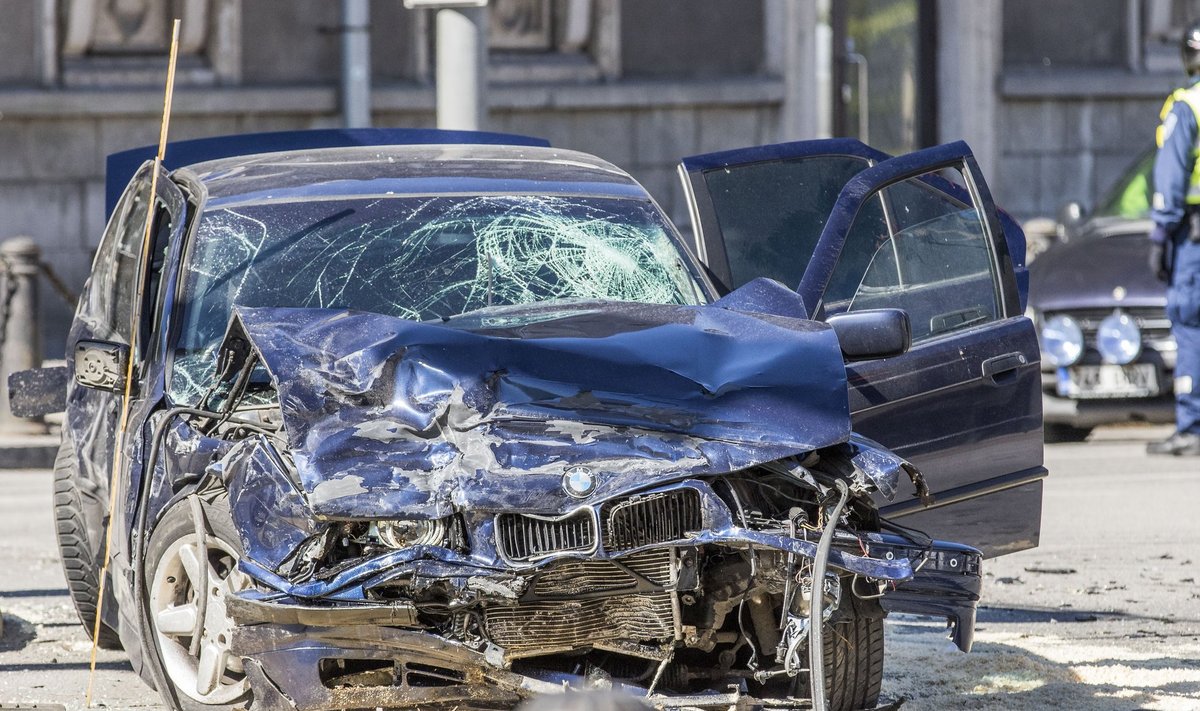 Tallinna kesklinnas põhjustas joobes BMWjuht laupäeva hommikul õnnetuse, milles sai kokku vigastada 14 inimest.