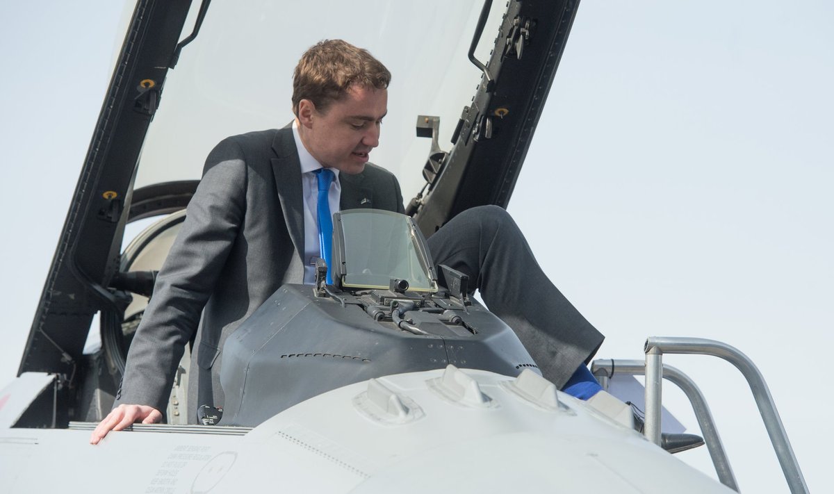 Peaminister Taavi Rõivas mullu Ämari lennuväljal Taani F-16 hävitajaga tutvumas.