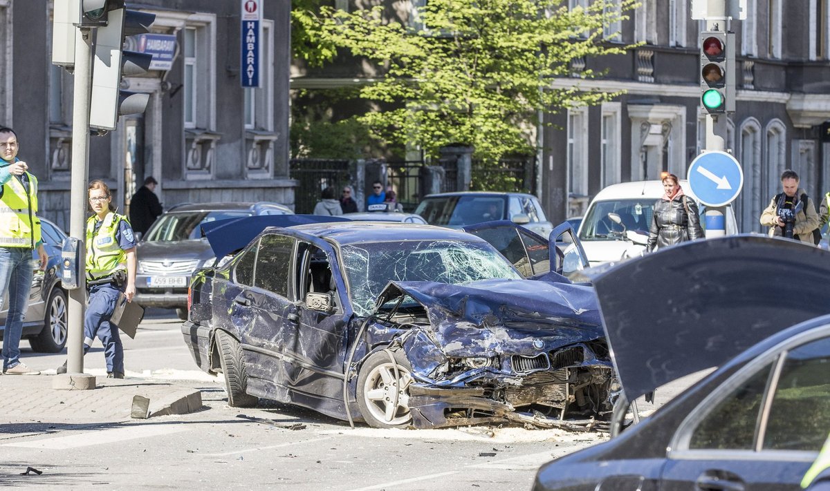 Tallinna kesklinnas põhjustas joobes BMWjuht täna hommikul õnnetuse, milles sai kokku vigastada 14 inimest.