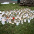ФОТО DELFI: В Таллинне и в Тарту близкие погибшего студента возложили цветы и зажгли свечи