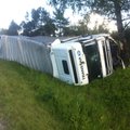 FOTOD: Tallinn-Tartu maanteel sõitis veoauto kraavi