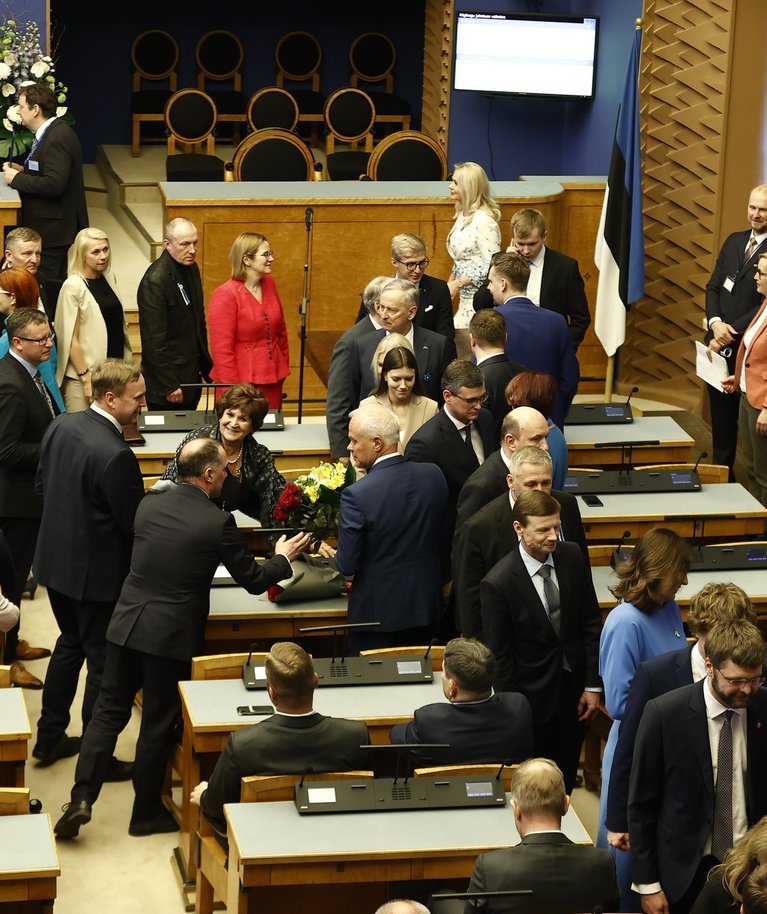 Uus riigikogu alustab.