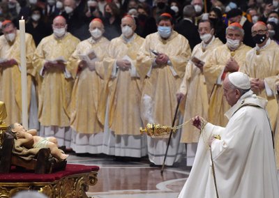 Esiplaanil paavst Franciscus jõuluaegsel südaöisel missal Vatikanis
