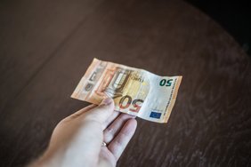 JURIST VASTAB | Kas mul on õigus nõuda võõrasema pangakontolt raha?