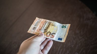 JURIST VASTAB | Kas mul on õigus nõuda võõrasema pangakontolt raha?