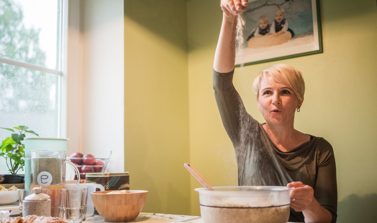 Kääpa OTTi eestvedaja Annika Oras teeb leiba nii enda perele kui ka teistele.