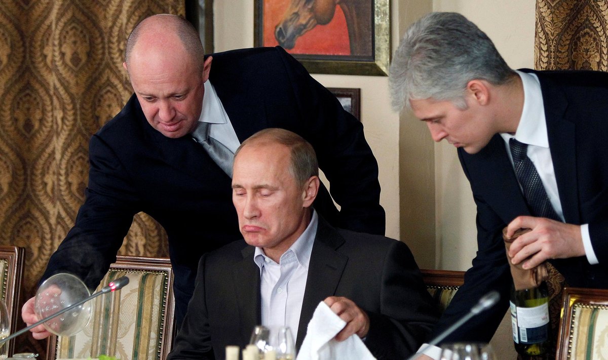 2011. aastal Moskva-lähedase ratsutamiskompleksi restoranis teenindab Jevgeni Prigožin (vasakul) isiklikult Vene toonast peaministrit Vladimir Putinit.