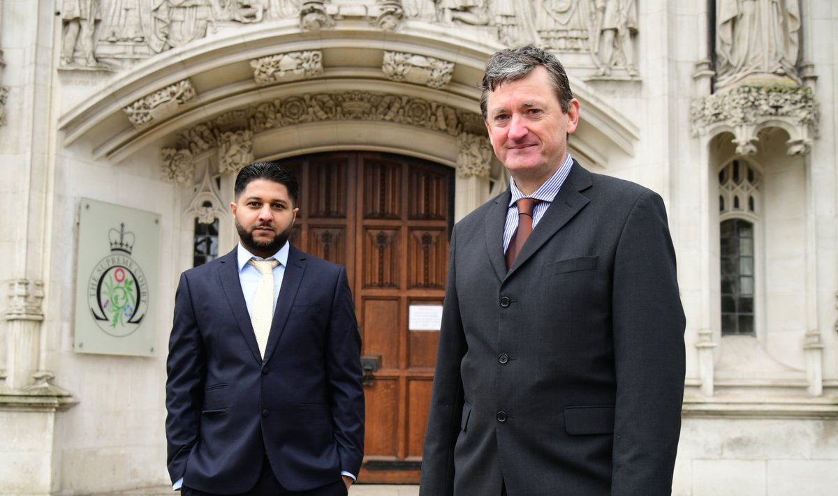 Uberi taksojuhid Yaseen Aslam (vasakul) ja James Farrar Londoni ülemkohtu ees