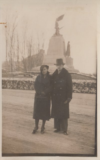Sirje ema ja isa abiellumispäeval Viljandi Vabadussõja monumendi juures. 1930. aasta paiku