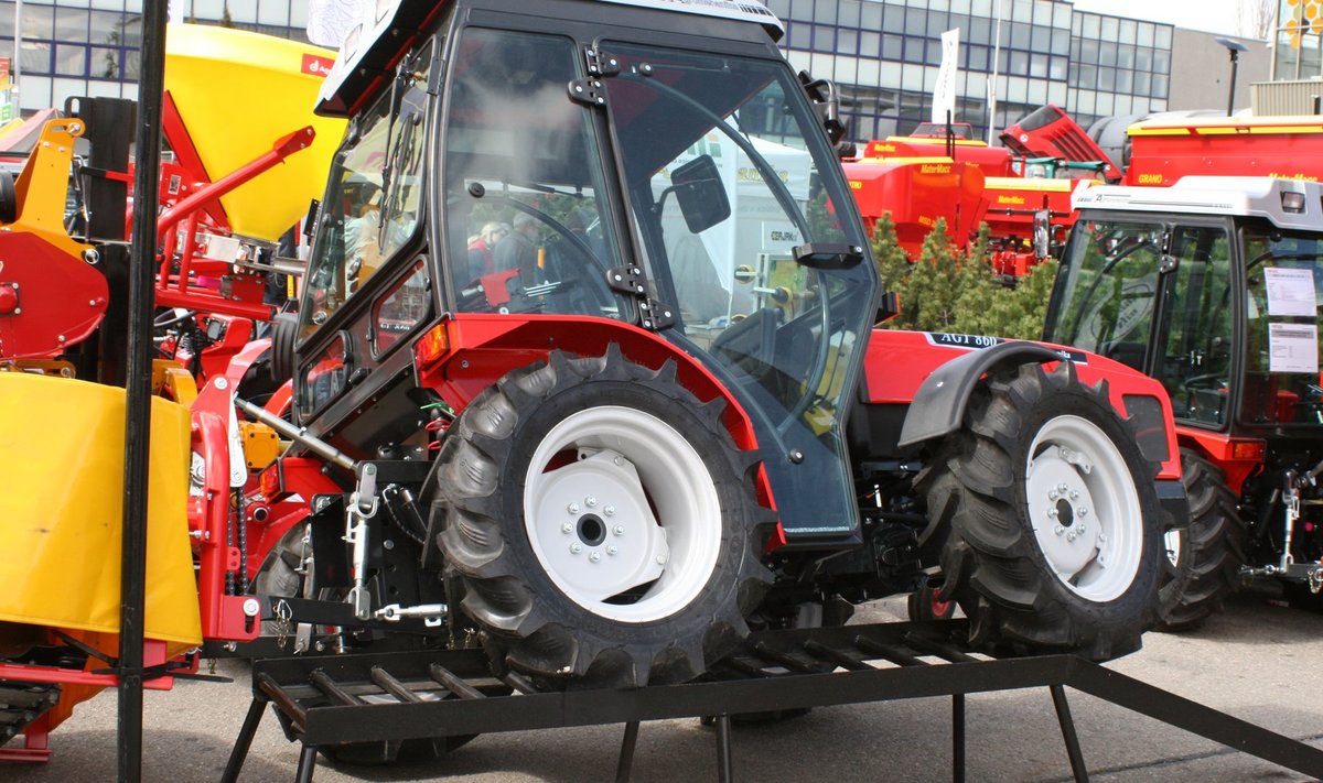 Näide Sloveenias toodetud põllutehnikast – väiketraktor AGT 860 on universaalne, sobides tööd rügama nii põllule, metsa kui linnatänavaile.