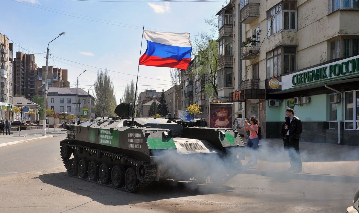 Venemaa lipuga soomuk Ukraina linna Slovjanski tänaval