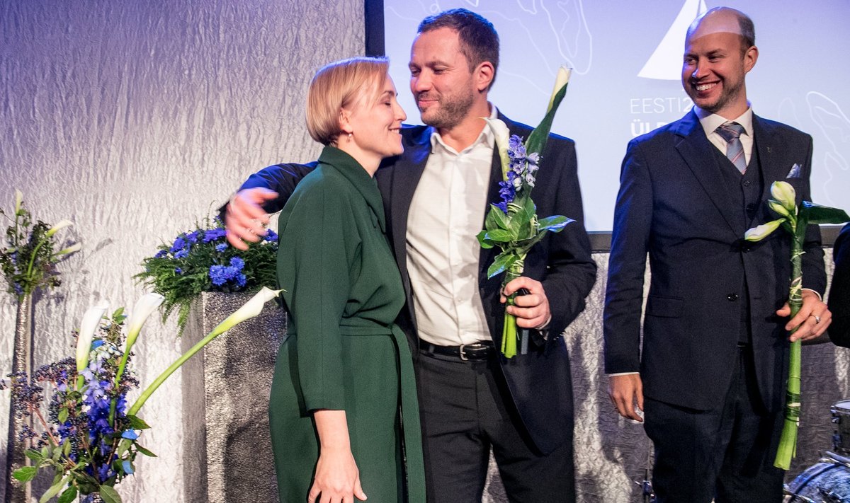 2018. aasta. Pärast Eesti 200 partei asutamise üldkoosolekut embab Margus Tsahkna Kristina Kallast. Kas ühest neist saab Eesti 200 uus juht? Igor Taro (paremal) ilmselt esimeheks ei kandideeri.