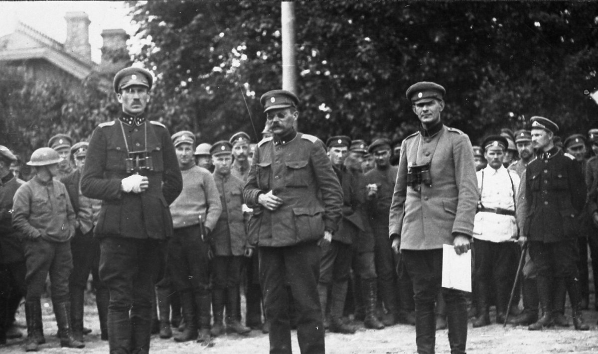 VÕIDUKAD VÄEJUHID: Kapten Karl Parts (vasakult), kindralmajor Ernst Põdder ja alampolkovnik Nikolai Reek 29. juunil 1919 Rodenpoisis (Ropaži) enne rahuläbi­rääkimisi Landeswehriga.