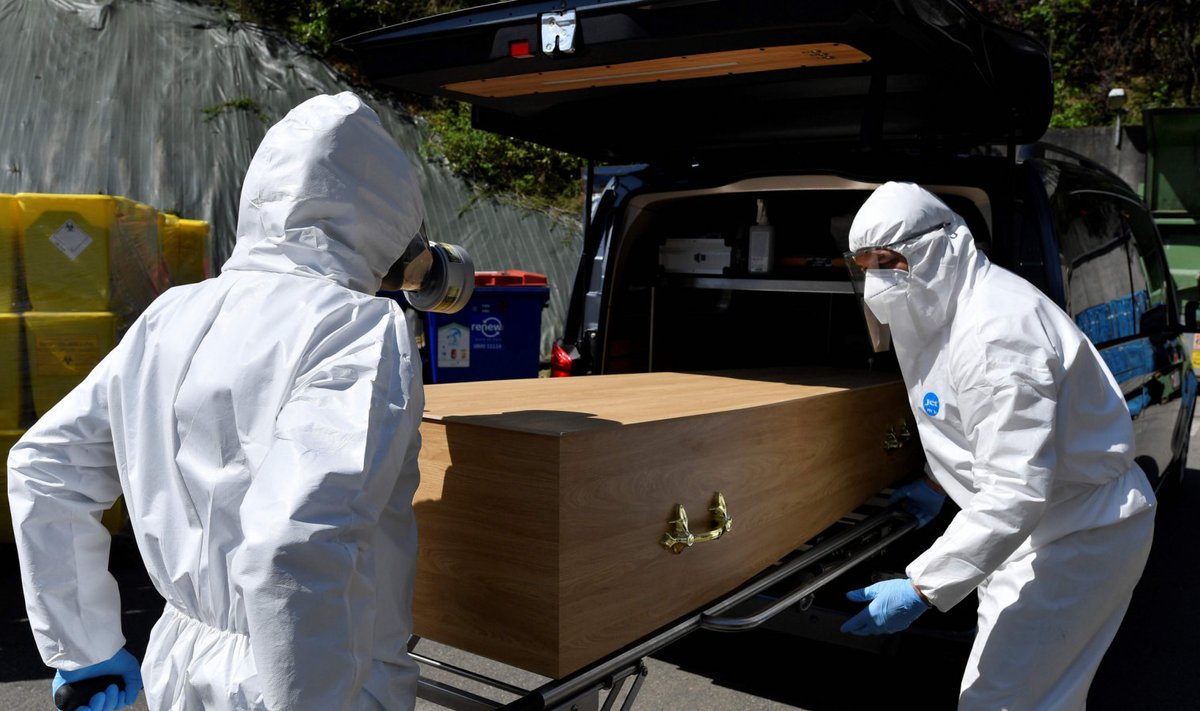 Matusebüroo töötajad Belgias Namuris transpordivad COVID-19 tõttu surnuga kirstu (Foto: AFP)