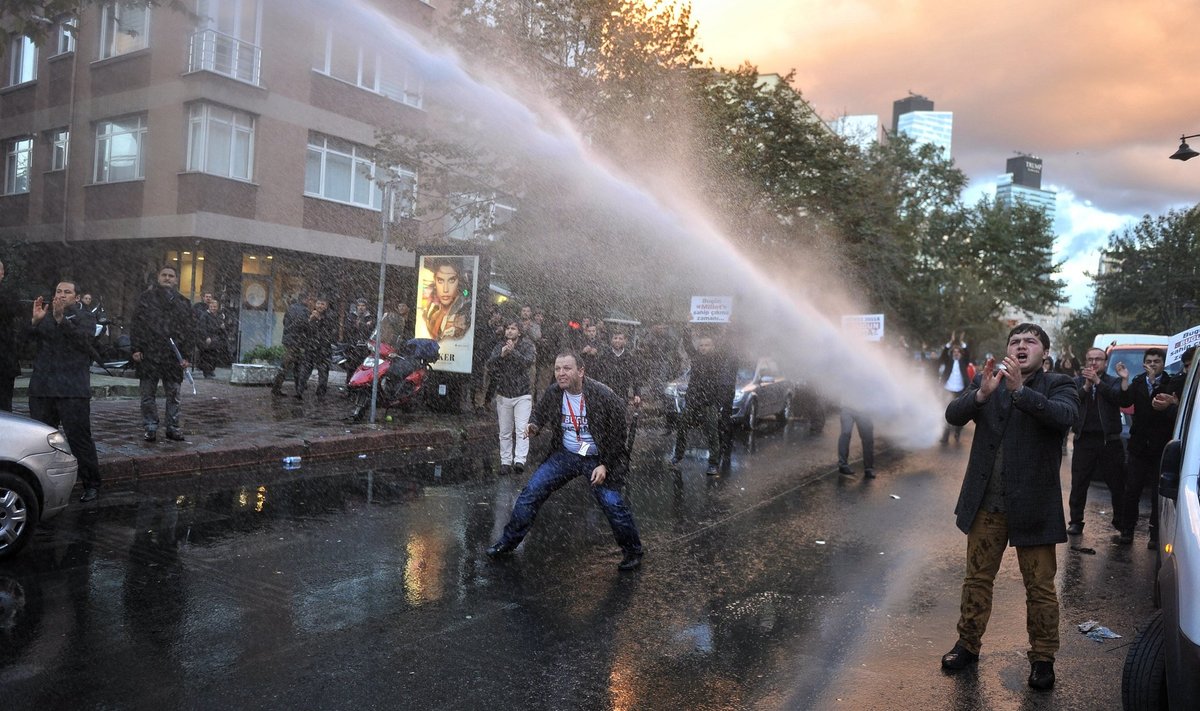 Politsei tõrjus meediafirma peakorteri juurde kogunenud meeleavaldajad veekahuriga eemaleja hõivas hoone.