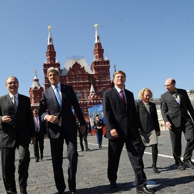 Госсекретарь США Джон Керри (в центре) и посол Майкл Макфол (справа) на Красной площади, 2013 год
