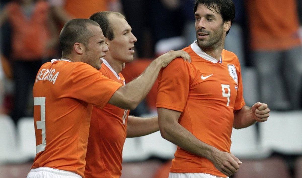 Ruud van Nistelrooy (R) celebrates his goal with John Heitinga (L) and Arjen Robben (M) during a friendly match against Denmark in Eindhoven, the Netherlands, on May 29, 2008. AFP PHOTO ED OUDENAARDEN netherlands out - belgium out