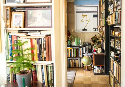 Oma loomingus eelistab Mare minimalistiks jääda. Aga kodus on oluline ka praktiline pool ning kuhugi peavad mahtuma raamatud, teosed ja muud hingelähedased esemed.