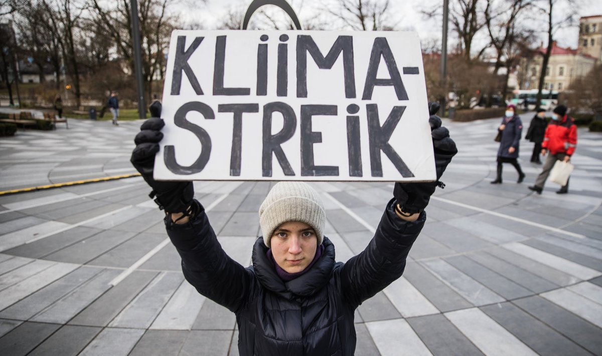 Kliimanoorte juhtfiguur Kertu Birgit Anton leiab, et praeguses olukorras on vastutustundetu ehitada Eesti inimeste raha eest uut fossiilkütuste tehast, mis süvendab kliimakriisi ja ahendab noorte vabadust elada tulevikus oma äranägemise järgi. 