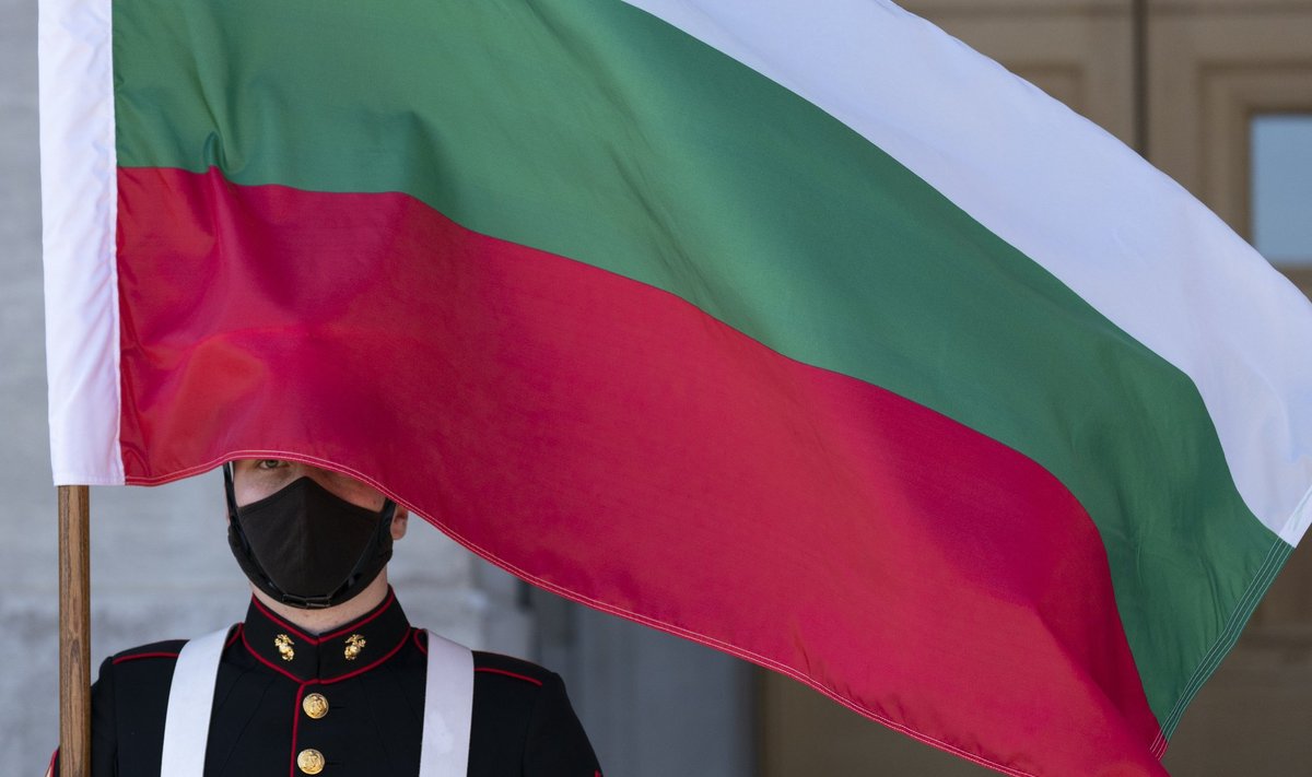 USA merejalaväelane hoiab Bulgaaria lippu.