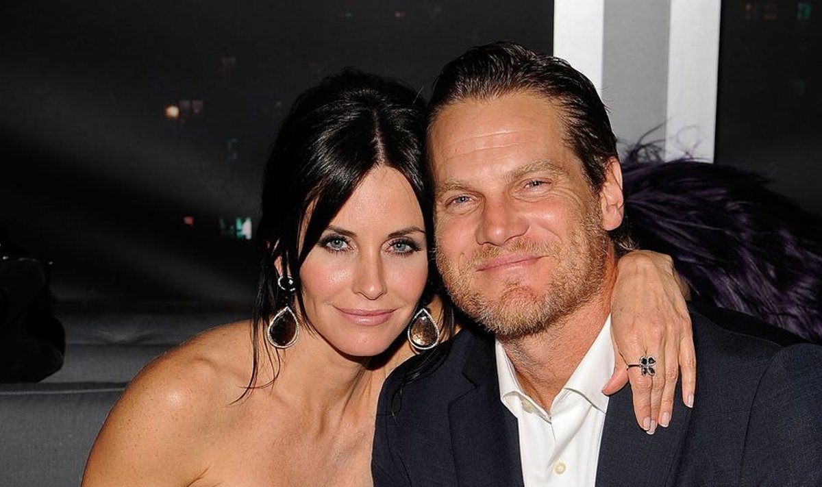 BEVERLY HILLS, CA - JANUARY 17: Actress Courteney Cox and actor Brian Van Holt attend the InStyle and Warner Bros. 67th Annual Golden Globes post-party held at the Oasis Courtyard at The Beverly Hilton Hotel on January 17, 2010 in Beverly Hills, California.   Larry Busacca/Getty Images for InStyle/AFP