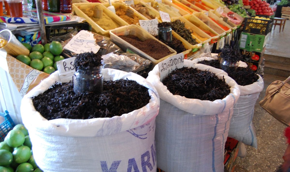 Batumi turg, kus lahtist teed müüakse suurtes kottides.