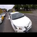 LUGEJA VIDEO: Vastassuuna kaudu ummikust pääseda sooviv takso pääseb napilt kokkupõrkest